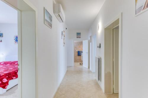 ein Flur mit weißen Wänden und ein Bett in einem Zimmer in der Unterkunft Leuca di Bolina in Santa Maria di Leuca