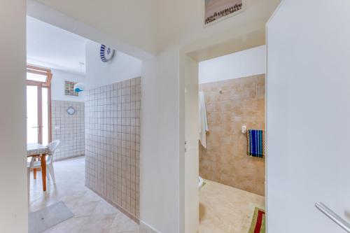 ein Badezimmer mit weißen Wänden und weißen Fliesen in der Unterkunft Leuca di Bolina in Santa Maria di Leuca