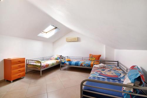 a bedroom with two bunk beds and a dresser at Ideal Villas Residence in Vila Nova De Cacela