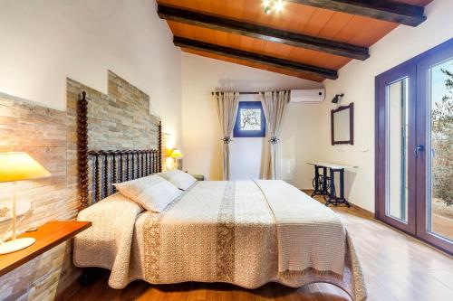 ein Schlafzimmer mit einem Bett und einer Ziegelwand in der Unterkunft Finca Esplendor in Campos