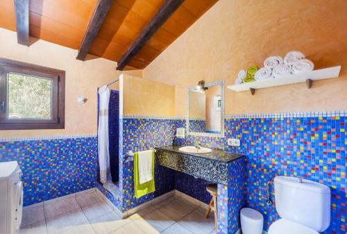 ein Badezimmer mit Waschbecken, Toilette und Waschbecken in der Unterkunft Finca Esplendor in Campos