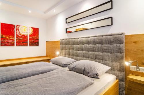 a bedroom with a bed with a headboard at Gästehaus Wüpping 2 in Salem