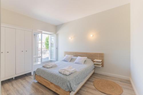 a bedroom with a bed with two towels on it at Viognier - logement avec jacuzzi in Ruoms