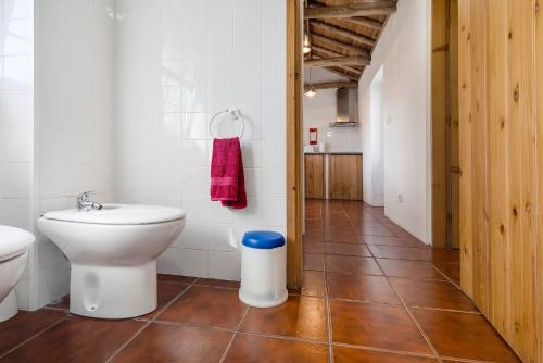 a bathroom with a toilet and a sink at Adega Maciel in Lajido
