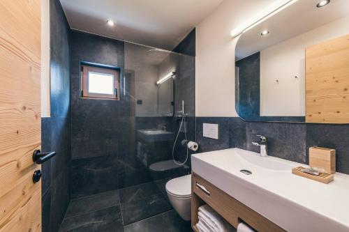 a bathroom with a toilet and a sink at Lichtung Woldererhof Sonnenlicht in Racines