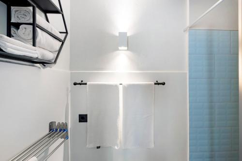 a bathroom with white towels on a towel rack at Wohnen im Heidehaus in Sankt Dionys