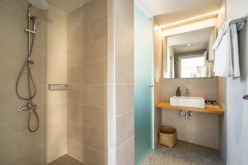 a bathroom with a shower and a sink at Joy Aqua in Skala