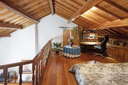 a living room with a table and a desk at Casa das Rosas in Angra do Heroísmo