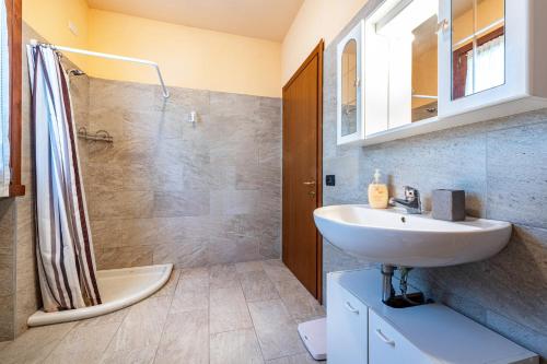 a bathroom with a sink and a shower at Casa Caterina con giardino in Marone