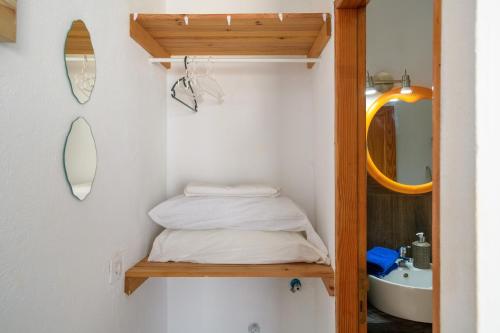 a small room with a bed and a sink at Loft La Caletilla La Graciosa in Caleta de Sebo