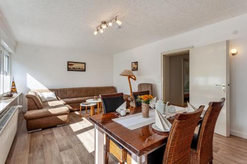 a living room with a table and a couch at Ferienwohnung Elim in Olsberg