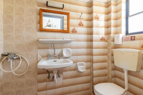 a bathroom with a sink and a toilet at Perasma Studio 4 in Kipri