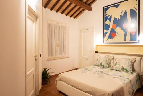 a bedroom with a bed and a painting on the wall at Romantica Corte Degli Estensi in Ferrara