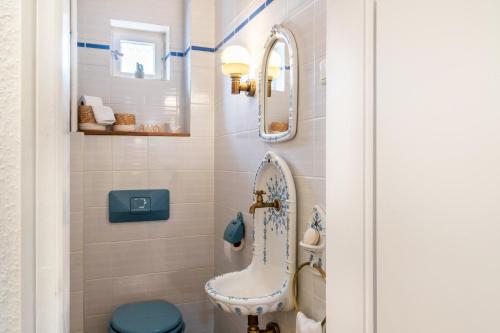 a bathroom with a toilet and a sink at Fewokuh in Wilhelmshaven