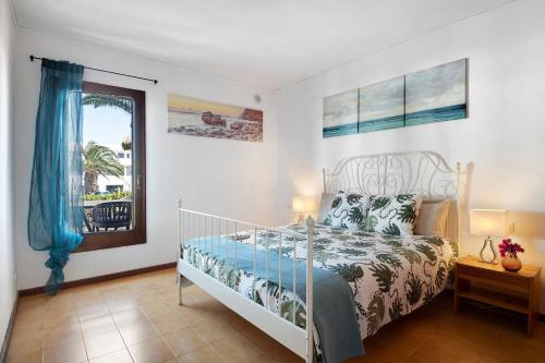 a bedroom with a bed and a window at Isla and Ocean with pool and wifi in Costa Teguise