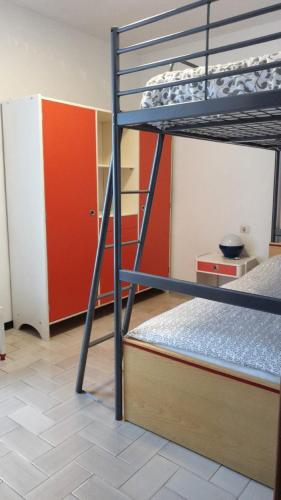 a bedroom with two bunk beds in a room at Luminoso appartamento centrale in Ponte di Legno