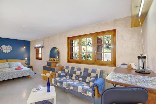 a living room with a couch and a bed at Villa Petite Paradise in Las Lagunas