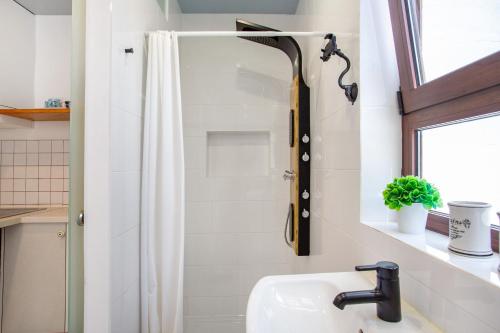 a bathroom with a shower and a sink at Alojamiento El Ocaso in Puerto del Rosario