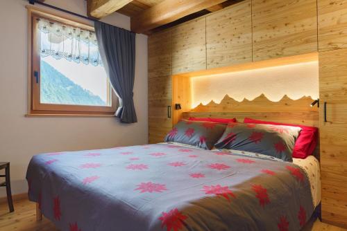 a bedroom with a bed and a window at Mas de la Tata in Rabbi