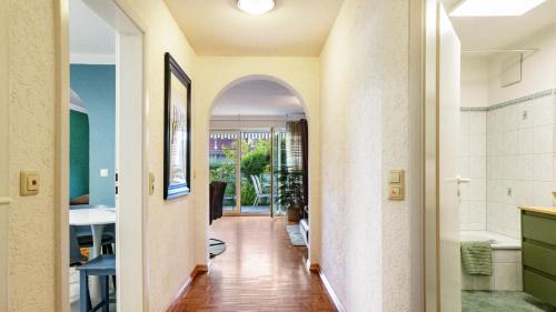 an open hallway with an archway in a home at Ferienwohnung Arenda in Munzingen