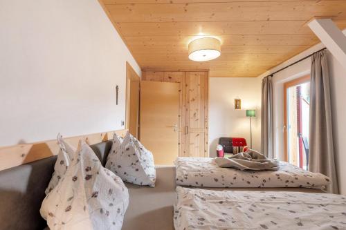a bedroom with two beds and a window at Ferienwohnung Thymian Thalerhof in Ponte Nova