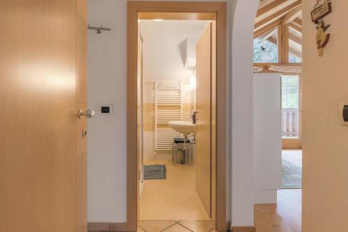 a hallway with a door leading to a bathroom at Ferienwohnung Thymian Thalerhof in Ponte Nova