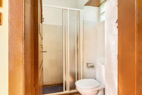 a bathroom with a toilet and a glass shower at Casa Pollo Buen Lugar in Casablanca