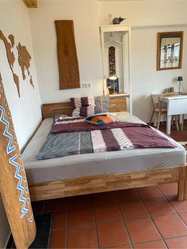 a bedroom with a bed in a room at Apartment Lüneburger Heide in Hankensbüttel