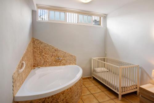 a bath tub in a bathroom with a crib at Montemar 1 in Moya