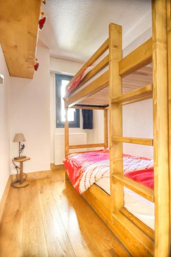 een slaapkamer met twee stapelbedden in een kamer bij Comte Rouge in Taninges