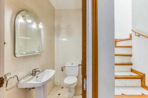 a bathroom with a toilet and a sink at Villa La Flor con piscina in L'Escala