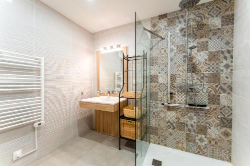 a bathroom with a sink and a shower at Le Secret D'hestia in Bollène