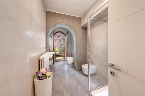 a bathroom with two sinks and two toilets at Villa Il Cigno Lakeside in Oliveto Lario