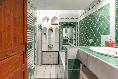 a bathroom with a sink and a tub at Duplex Appartement 300m de la mer in Fréjus