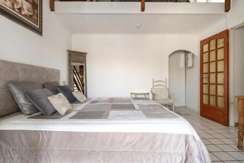 a bedroom with a large bed in a room at Duplex Appartement 300m de la mer in Fréjus