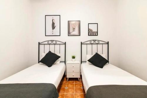 two beds sitting next to each other in a room at Apartamento La Listada Alto in La Listada