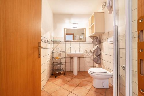 a bathroom with a toilet and a sink at Appartment Capri in Tignale