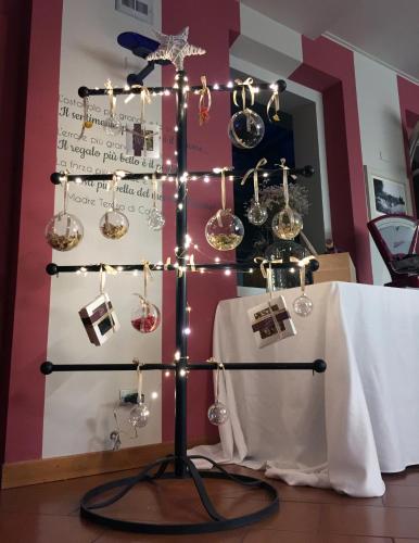 a christmas tree with lights on it next to a table at Albergo Al Cacciatore Tortellinando in Valeggio sul Mincio