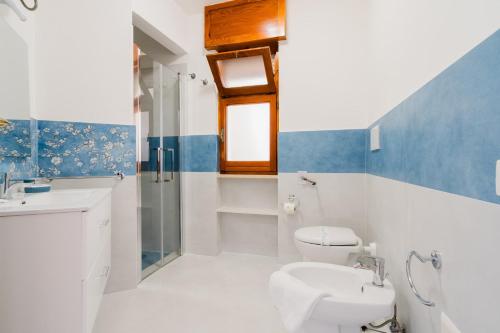 a bathroom with a toilet sink and a shower at Casa Fortuna in Gallipoli