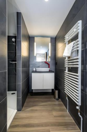 a bathroom with a sink and a mirror at Triplex By Popalp in LʼHuez