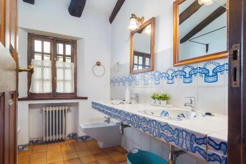 ein Badezimmer mit zwei Waschbecken und einem Spiegel in der Unterkunft Collado in Alájar