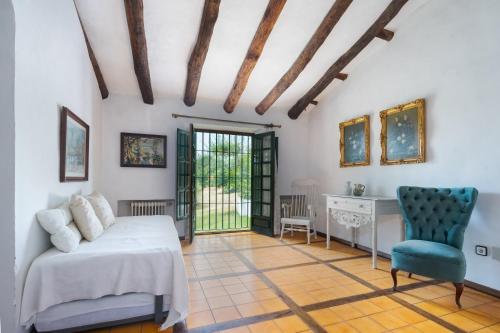 ein Schlafzimmer mit einem Bett, einem Schreibtisch und einem Stuhl in der Unterkunft Collado in Alájar