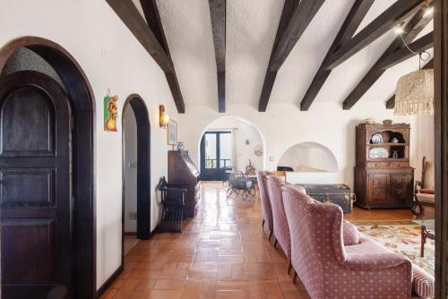 a living room with chairs and a ceiling at Casa Do Bico Da Biarritz in Costa Nova