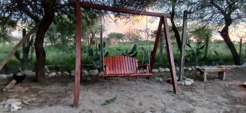 eine Schaukel mit einem Stuhl unter einem Baum in der Unterkunft Cabañas Termas in Termas de Río Hondo