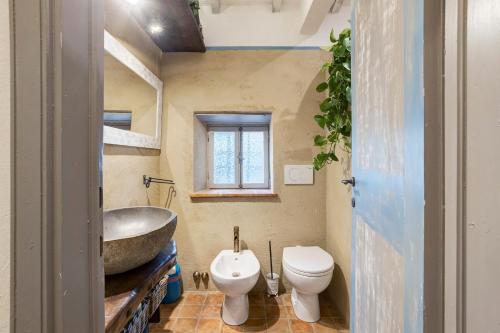 a bathroom with a sink and a toilet and a tub at Casa Collicello relax in Camaiore