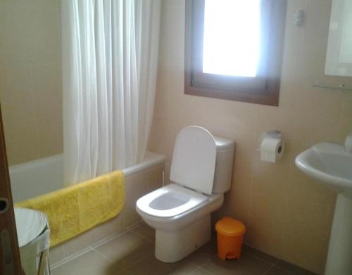 ein Badezimmer mit weißer Toilette und Waschbecken in der Unterkunft Ultzama in Iráizoz