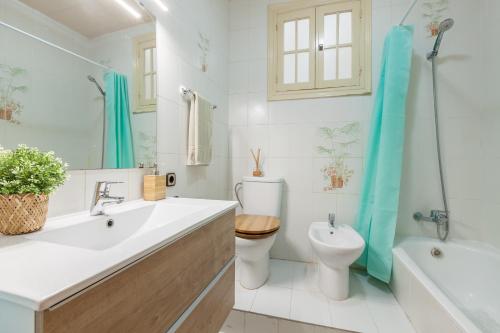 a bathroom with a sink and a toilet and a tub at Sant Pere in Mataró