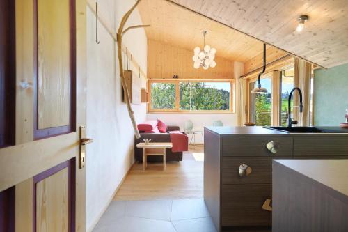 eine Küche und ein Wohnzimmer eines Hauses in der Unterkunft Kesselmoos in Deutschnofen