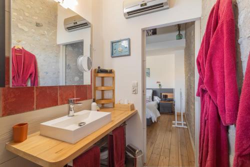 a bathroom with a sink and a mirror at Bocal De Bages - Chez l'habitant in Bages