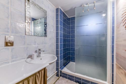 a bathroom with a sink and a shower at Appartamento In Chalet in Murianette